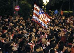 Seguidores del Atlético de Madrid celebran el título en la Plaza de Neptuno. / César Manso (Afp)