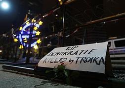 Pancarta de protesta contra la Troika en el Banco Central Europeo. / Reuters