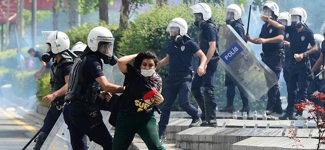 Un policía forcejea con una manifestante en Ankara. / Foto: Efe | Vídeo: Atlas