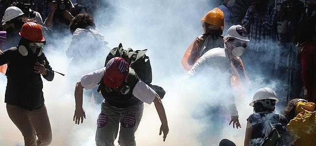 La policía dispersa con gases lacrimógenos a los manifestantes. / Foto: Vassil Donev (Efe) | Vídeo: Atlas