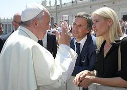 El Papa, junto a la modelo argentina Valeria Mazza y su esposo, Alejandro Gravier. / Efe
