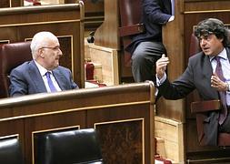 Duran i Lleida habla con Jorge Moragas, esta tarde, en el Congreso. / Efe