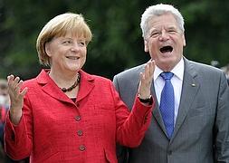 Gauck, junto a Merkel./ Reuters