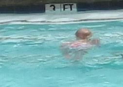 Elizabeth, en la piscina. / Youtube