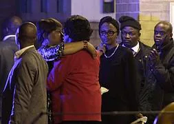 Winnie Mandela, exesposa del expresidente de Sudáfrica, abraza a una de las hijas de Mandela. / Reuters