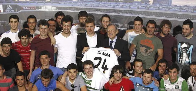 Illarramendi posa con Florentino Pérez y sus amigos en el palco de honor del Bernabéu. / Ángel Díaz (EFE)