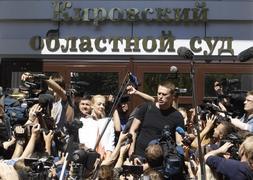 Alexéi Navalni, junto a su mujer, ante los periodistas. / Reuters