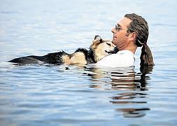 John Unger, con su perro Schoep, en una imagen que dio la vuelta al mundo. / Hannah Stonehouse