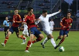 Borja Lopez intenta arrebatar el balón a Yassine Benzia. / Afp