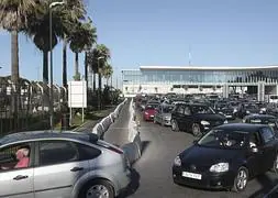 Retenciones de vehículos entre La Línea de la Concepción y Gibraltar. / Efe