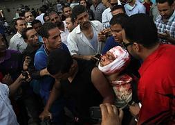 Leales a Mursi trasladan a uno de los heridos. / Afp | Vídeo: Atlas