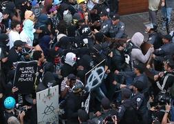 Manifestantes se enfrentan con la Policía. / Foto: Efe | Vídeo: Atlas