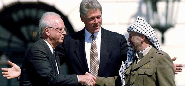 Rabin y Arafat se dan la mano ante Clinton. / Reuters