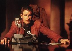 Harrison Ford, en una escena de 'Blade Runner'. / Archivo