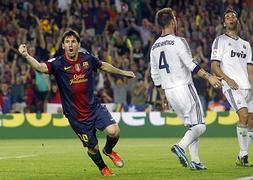 Ramos (c) y Arbeloa (d) se lamentan tras un gol de Messi. / Albert Gea (REUTERS)