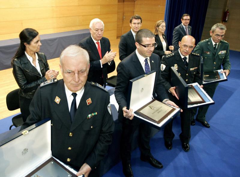 Entrega de las placas de honor de la Orden del Mérito Civil por las labores de rescate en Santiago. / Efe