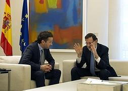 Jeroen Dijsselbloem, presidente del Eurogrupo, en su reunión con Rajoy. / Foto: Javier Solano (Afp) | Vídeo: Atlas