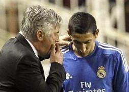 Carlo Ancelotti da instrucciones a Di María. / Efe