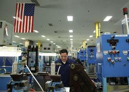 Un operario trabaja en las instalaciones de una factoría en Boston. / Brian Snyder (Reuters)