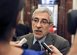 El diputado de IU, Gaspar Llamazares, atiende a los medios en los pasillos del Congreso. / J. J.Guillén (Efe)