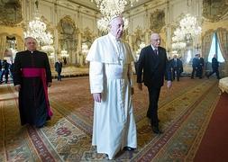 El Papa Francisco y el presidente de la República, Giorgio Napolitano, durante el encuentro. / Afp | Vídeo: Atlas