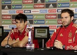 Javi Martínez (i) y Mata, durante una rueda de prensa. / Mansueto Loeri (Efe)