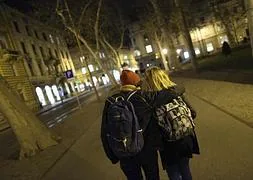 Una pareja de mujeres pasea ayer por las calles de Zagreb. / Reuters