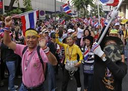 Miles de opositores marchan hasta la sede del Gobierno en Bangkok. / Foto: Barbara Walton (Efe) | Vídeo: Atlas