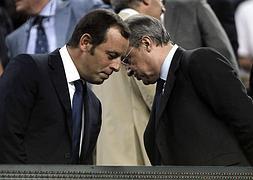 Sandro Rosell y Florentino Pérez, presidentes del Barcelona y del Real Madrid, conversan en el palco del Camp Nou. / Archivo