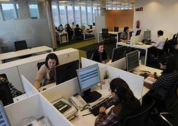 Varios trabajadores en una oficina en Bilbao. / F. Gómez