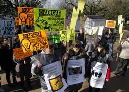 Adicae Galicia y otras organizaciones sociales se han concentrado esta mañana en Santiago./ Efe