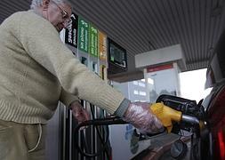 Este impuesto sobre los carburantes lleva en vigor más de 10 años en algunas comunidades. / Archivo