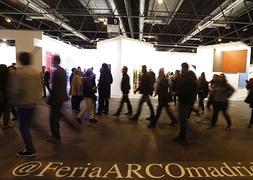 Varias personas visitan la 33 edición de la Feria Internacional de Arte Contemporáneo (ARCO). / Javier Lizón (Efe)