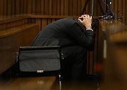 Pistorius, con las manos en la cabeza, en el banquillo del juzgado. / Siphiwe Sibeko (Afp)