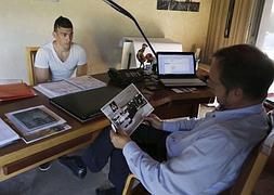 Un joven desempleado ofrece sus servicios a una empresa. / Archivo