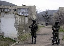 Miembros de un destacamento encapuchado vigilan a las afueras de Simferópol, capital de Crimea. / Efe