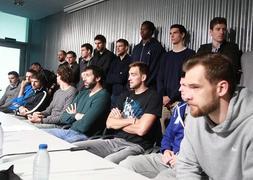 Los jugadores del Bilbao Basket, durante la rueda de prensa.