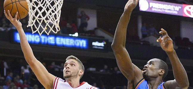 Serge Ibaka trata de taponar un lanzamiento de Chandler Parsons. / Larry W. Smith (Efe)