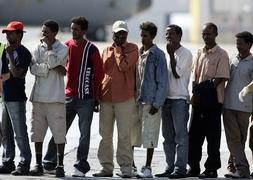 Inmigrantes ilegales esperan a subir en un avión de las Fuerzas Aéreas Españolas. / Archivo