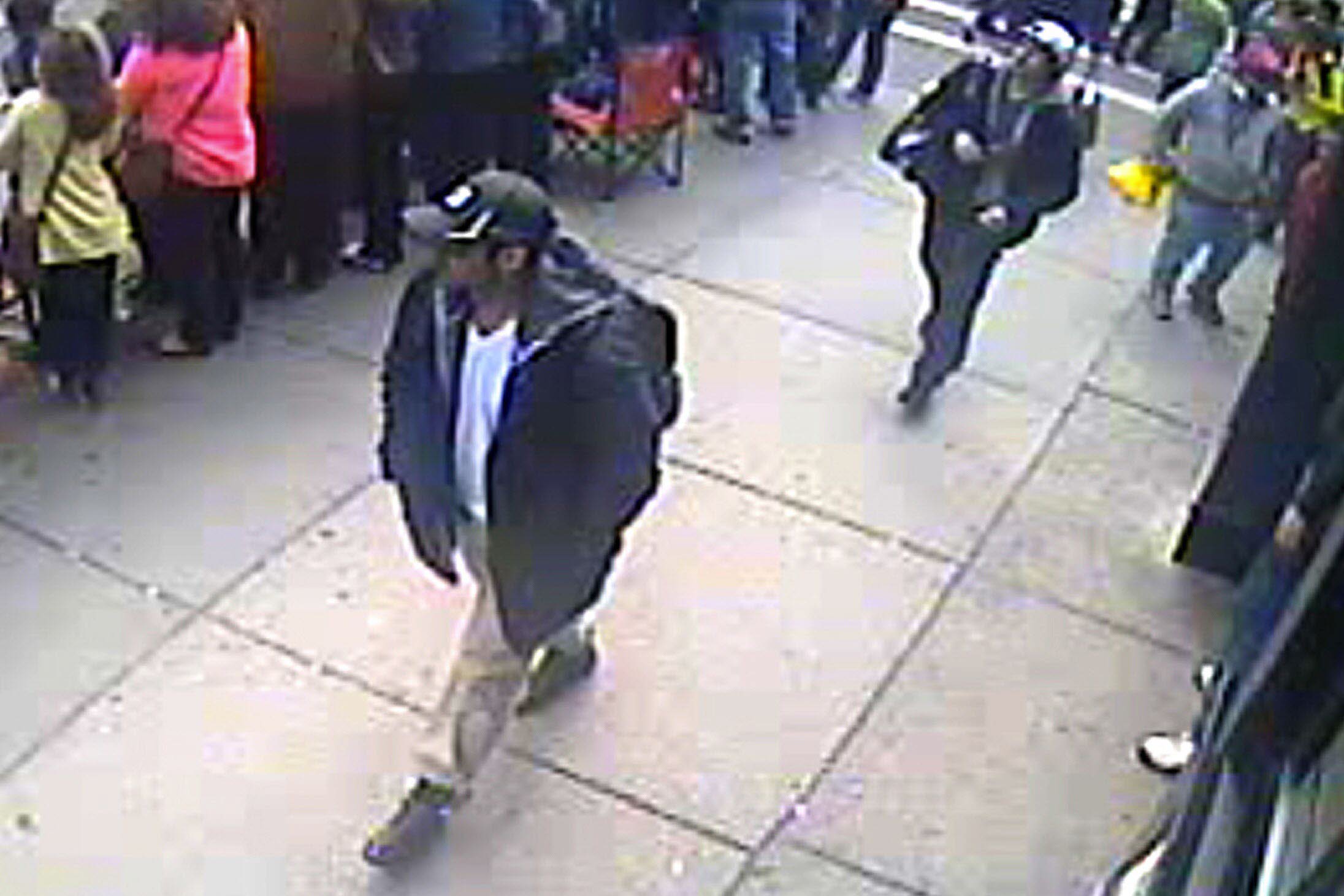 Tamerlan Tsarnaev (gorra oscura) y Dzhokhar A. Tsarnaev (gorra blanca), antes del atentado.