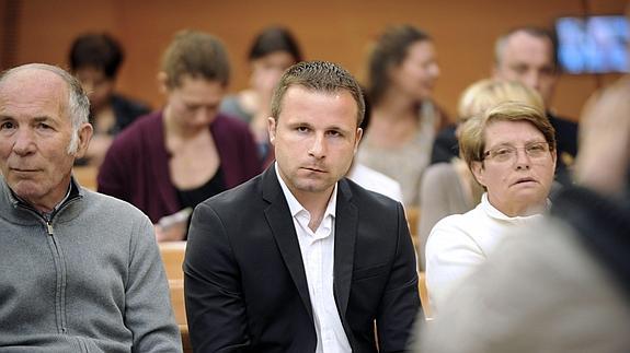 Nicolás Cano (C), hijo de la víctima, durante el juicio. 