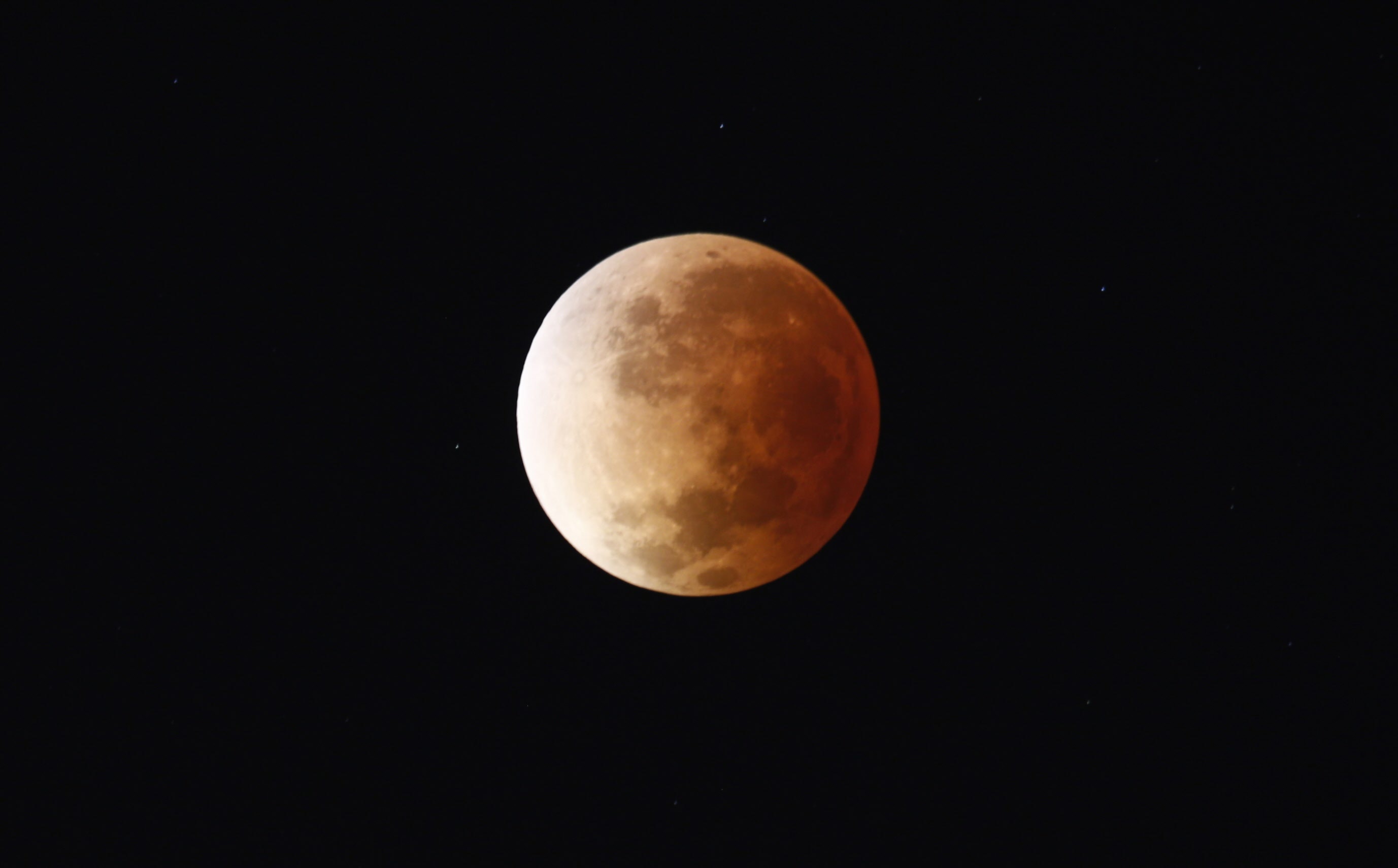 El eclipse lunar visto desde Buenos Aires. 