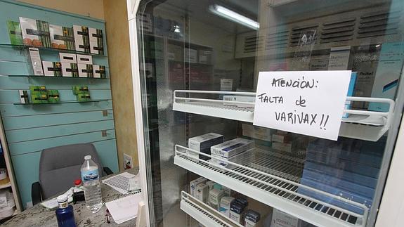 Una farmacia de Plasencia informa de la falta de Varivax, en septiembre del 2013.