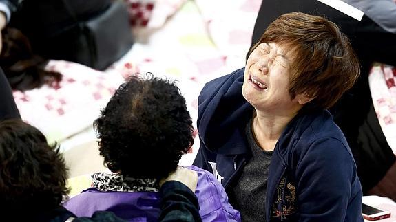 Una mujer llora angustiada en el polideportivo de Jindo.