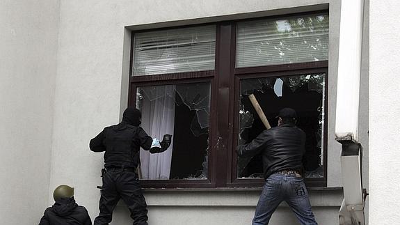 Un grupo de separatistas irrumpe en el edificio. 