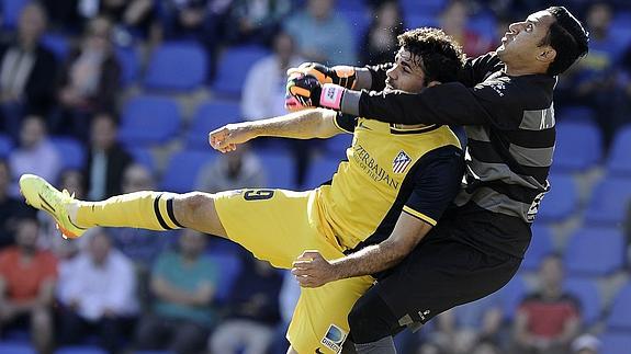 Keylor Navas (d) despeja el balón ante Diego Costa. 