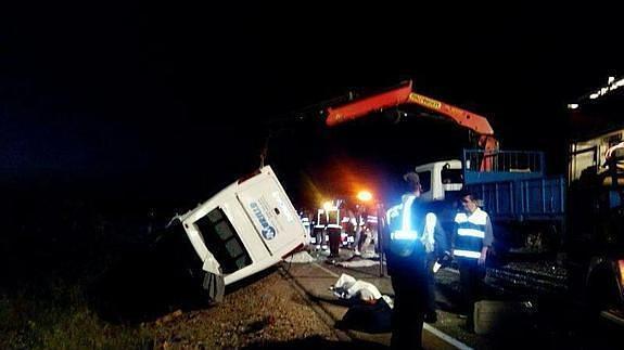 Imagen del microbús siniestrado