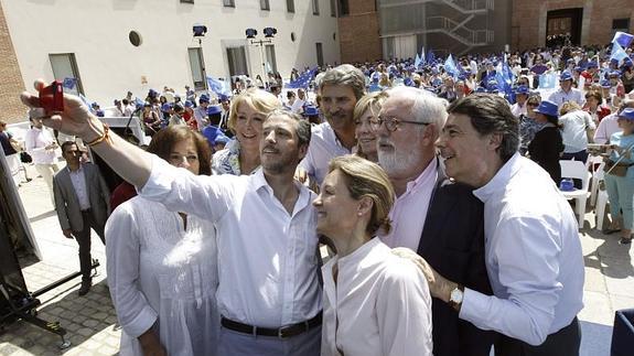 Cañete (2d),  en un 'selfie' junto a Esperanza Aguirre (2i), Ana Botella (i), e  Ignacio González (d)