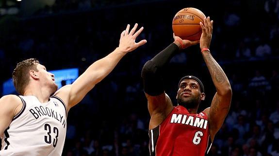 LeBron James lanza a canasta. 