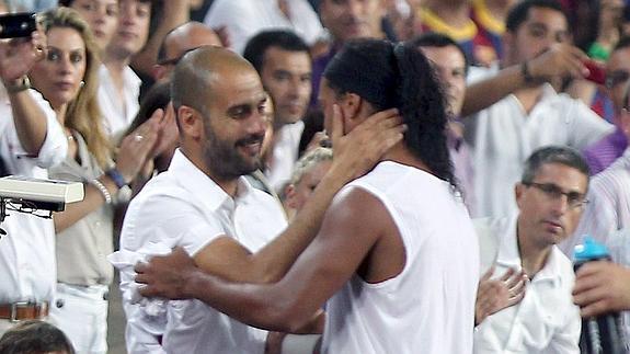 Ronaldinho junto a Guardiola, en una foto de archivo.